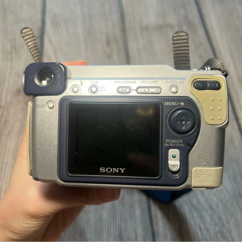 Sony‎ CyberShot DSC-S70 Digital Camera Carl Zeiss Lens Bundles With Charger READ